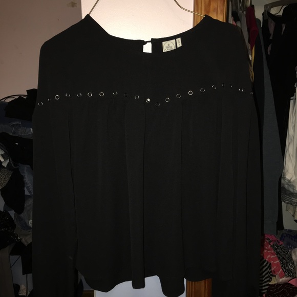 Cute dressy top - Picture 2 of 4